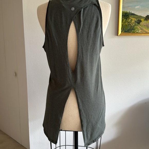 Lululemon Army Green Split Back Tank Size 10 great condition - Picture 3 of 5